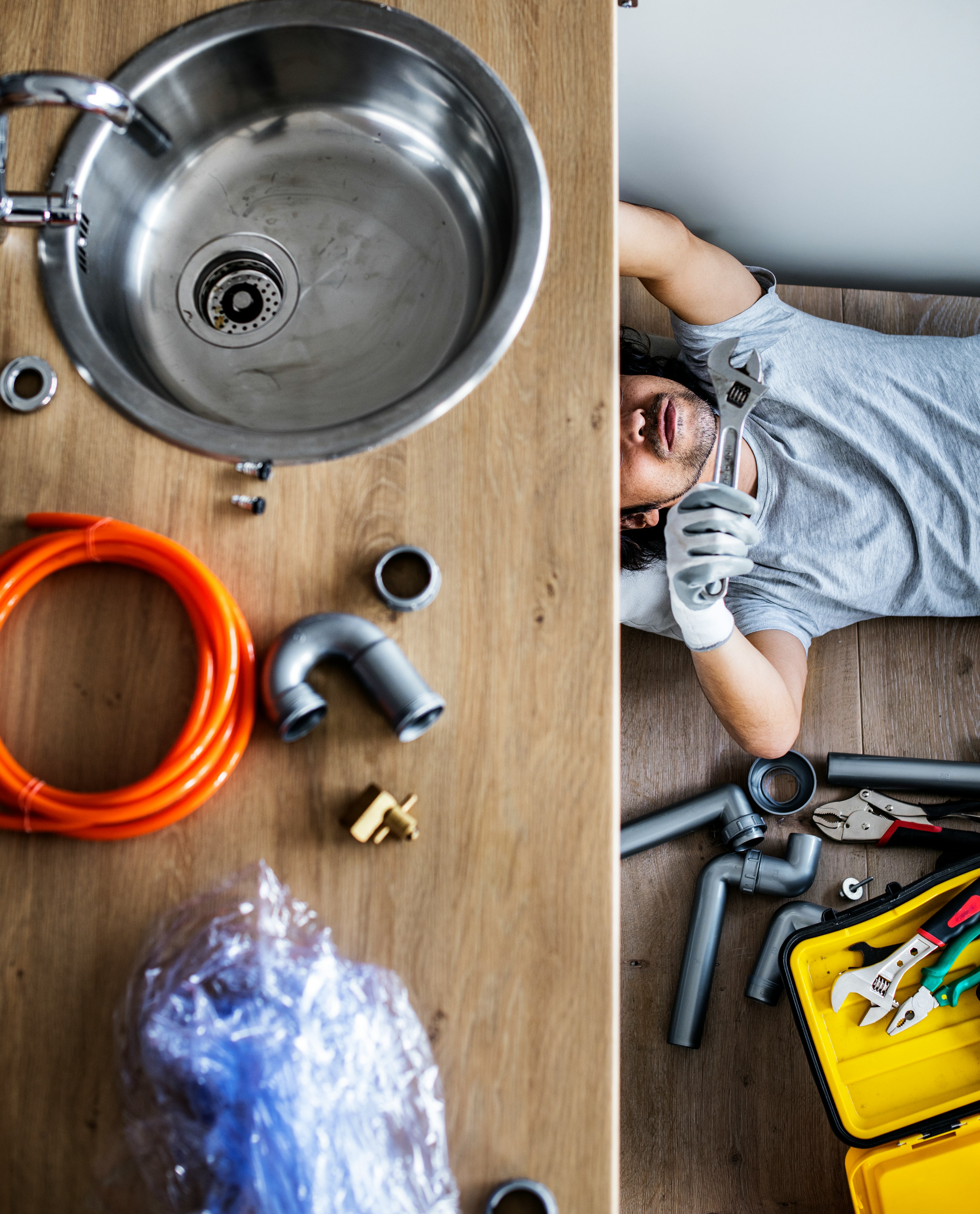 부엌 싱크대를 고치는 아시아인 배관공 - 바른종합설비